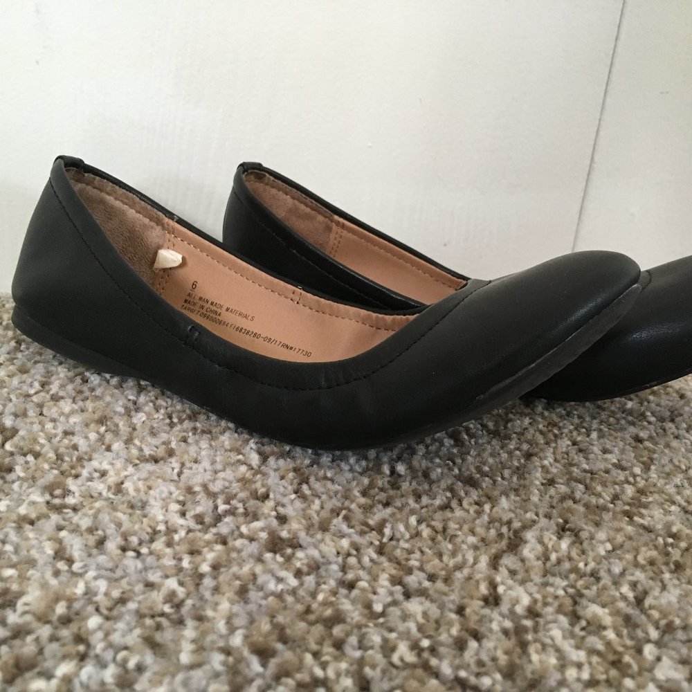 black ballet flats (size 6)